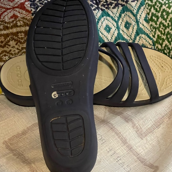 Crocs dark blue Sandals! Wedges! Size 10.pre owned. Great condition! - Picture 4 of 9